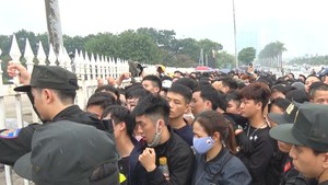 Trắng đêm đội mưa, chen lấn mua vé xem trận Việt Nam - Malaysia