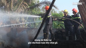 Lửa thiêu rụi kho chứa gỗ của một công ty