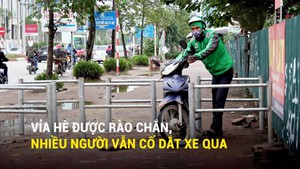 Hà Nội lắp cả rào chắn trên vỉa hè, nhiều người vẫn cố dắt xe qua