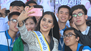 Đông đảo fan hâm mộ tiễn hoa hậu Trần Tiểu Vy đi thi Miss World 2018