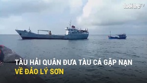 Tàu hải quân đưa tàu cá gặp nạn về đảo Lý Sơn