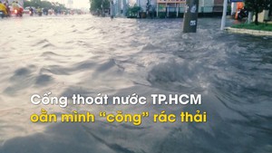 Cống thoát nước TP.HCM oằn mình “cõng” rác thải