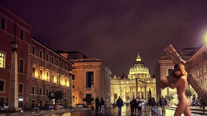 Người mẫu Playboy bị bắt vì chụp ảnh khoả thân ở Vatican