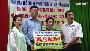 Trao 150 triệu cho cậu bé ‘quên thở’ mua máy thở