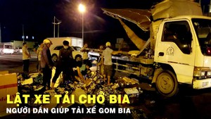 Lật xe tải chở bia, người dân giúp tài xế gom bia