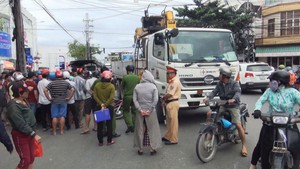 Xe gắn máy tông vào xe cẩu đang rẽ trái, một người tử vong tại chỗ