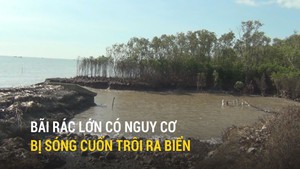 Bãi rác lớn có nguy cơ bị sóng cuốn trôi ra biển