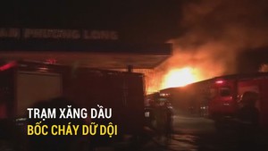 Trạm xăng dầu bốc cháy dữ dội