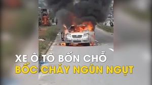 Xe hơi bốn chỗ bốc cháy ngùn ngụt khi đang chạy trên đường