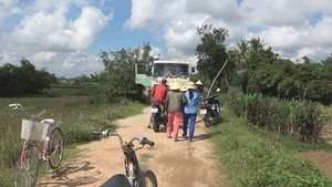 Dân ùn ùn chặn xe doanh nghiệp khai thác cát vì lo sạt lở bờ đê