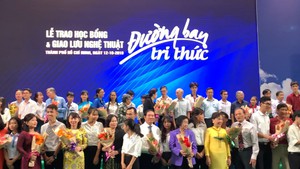 Trao 150 suất học bổng cho tân sinh viên Đông Nam Bộ