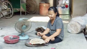 Người phụ nữ tật nguyền giao bánh đa trên xe lăn