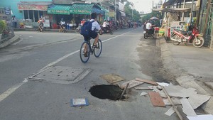 Hố “tử thần” xuất hiện gần trường học, tiềm ẩn tai nạn giao thông