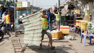 Tháo dỡ các hàng quán kinh doanh trái phép tại xa lộ Hà Nội