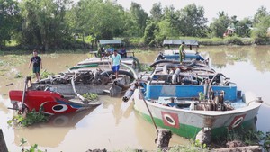 Bắt 2 ghe hút cát trái phép trên sông Cổ Chiên