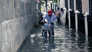 Triều cường dâng cao khiến nhiều tuyến đường bị ngập nặng