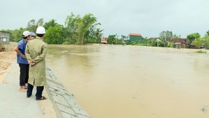 Góc nhìn trưa nay | Bão vừa qua, người dân gồng mình chống lũ