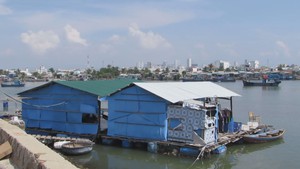 Nhà hàng nổi, lồng bè “uy hiếp” tàu cá trên biển Nha Trang