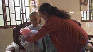 Bé sơ sinh bị bỏ rơi với mảnh giấy “nhờ các sư nuôi giúp”