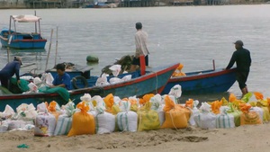 Xúc cát ồ ạt ngay chân cầu Xóm Bóng Nha Trang lại tái diễn