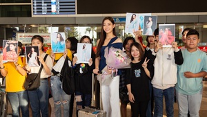 Các fan đón mừng Lương Thùy Linh trở về từ Miss World 2019