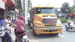 Video: Một thiếu úy công an tử vong khi va chạm với container