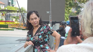 Hàng ngàn người đổ về đường hoa Nguyễn Huệ từ trước giờ khai mạc