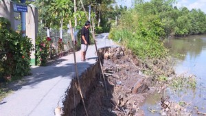 Sạt lở nghiêm trọng, người dân phải dựng cột, căng dây cảnh báo