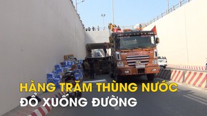 Hàng trăm thùng nước đổ xuống đường, dân Đồng Nai kéo ra khiêng giúp