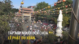 Tấp nập người đến chùa lễ Phật du xuân