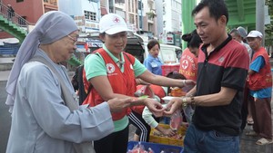 Những suất cơm ấm lòng ngày Tết