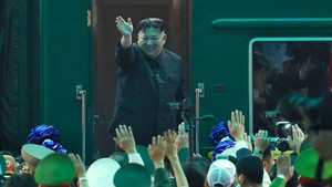 Chủ tịch Kim Jong Un lên tàu bọc thép ở ga Đồng Đăng về nước