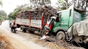 Hai xe đầu kéo tông trực diện, tài xế bị thương nặng