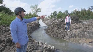 Thi công đường lại lấp kênh, dân không thể lấy nước sản xuất