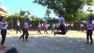 Sống lại trò chơi dân gian trong sân trường