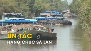 Hàng chục sà lan “kêu cứu” vì ùn tắc giao thông