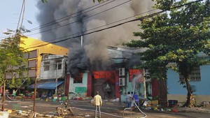 Cháy kho hàng nông sản, hàng trăm tiểu thương náo loạn tháo chạy