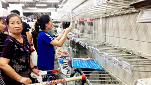 Khách chen nhau mua hàng giảm giá, siêu thị Auchan “vỡ trận”