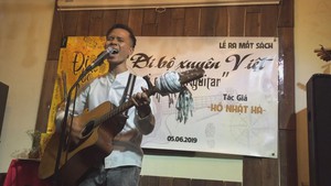 Âm nhạc bao phủ buổi ra mắt sách của “Gã lang thang”