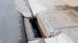 Nguy cơ tai nạn giao thông từ cống thoát nước