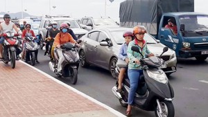 Đường vào TP Nha Trang ùn tắc kéo dài do việc tu sửa cầu Xóm Bóng