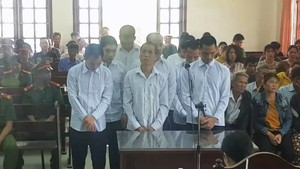 Nhóm cho vay nặng lãi dắt nhau ra tòa lãnh 51 tháng tù