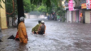 Phố Hà Nội ngập sâu nửa mét, hàng loạt xe máy chết máy