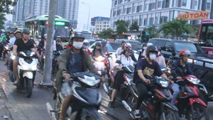 Thi công trễ tiến độ, Cầu Kênh Tẻ ùn tắc triền miên