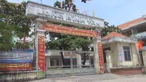 Khiển trách thầy giáo nhờ học sinh lớp 6... chấm điểm thi học kỳ