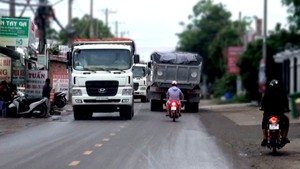 Tin nóng 24h: Xe ben tung hoành trong giờ cấm