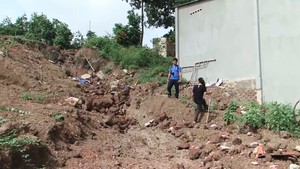 Hiến đất làm đường rồi bị bít lối đi