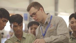 Gắn kết đào tạo với doanh nghiệp để giải quyết việc làm cho người lao động