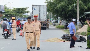 Tránh bọc rác bên đường, một người bị xe container cán tử vong