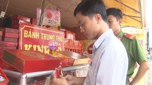 Lấy mẫu bánh Trung thu đang bán kiểm nghiệm chất lượng